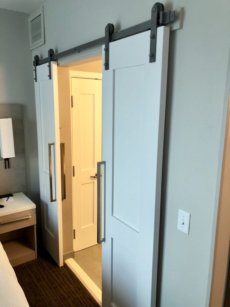 Hotel Trio- Sliding door to bathroom